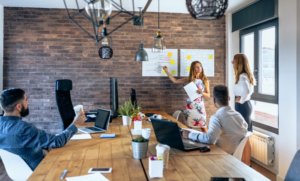 Workshop-Gruppe an einem langen Tisch