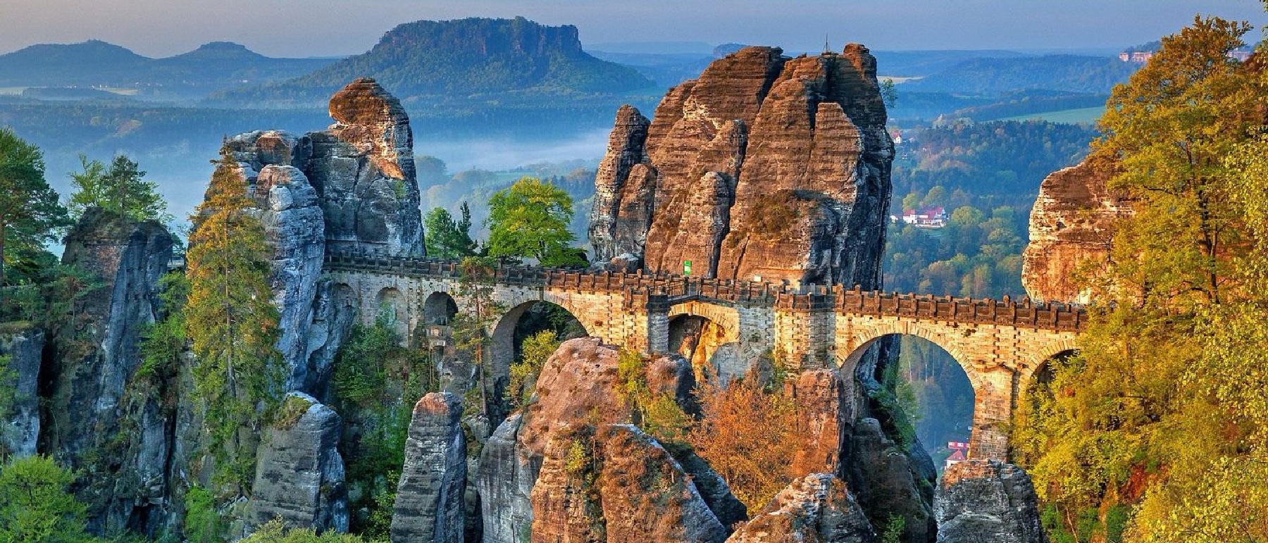 Eine steinerne Bruecke verbindet zwei Felstuerme ueber einer Schlucht
